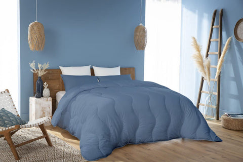 Couette Uni Kasbah Microfibre Bleu Pétrole - Antiallergique + Taie d'Oreiller  Offert avec